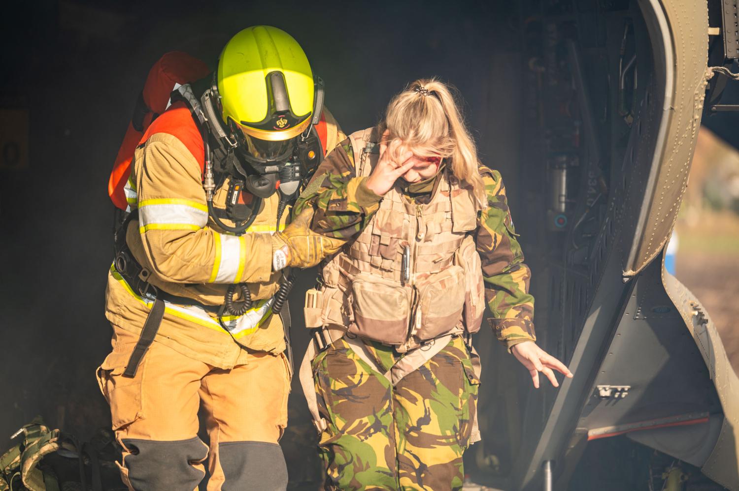 Brandweerman helpt gewonde militaire