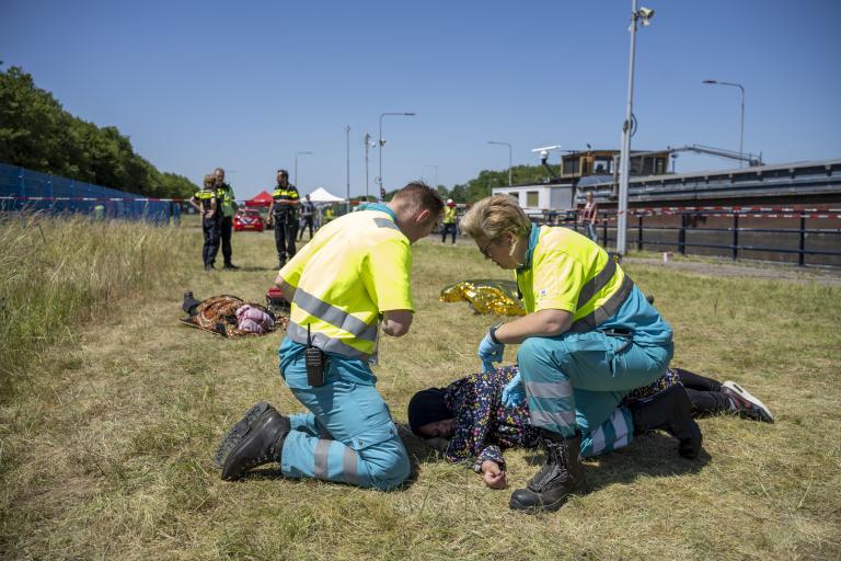 ambulancepersoneel verzorgt slachtoffer